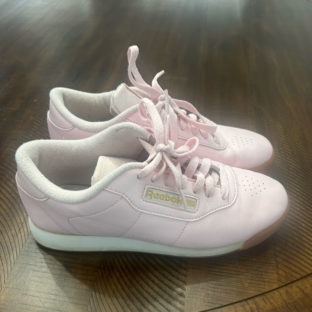 Reebok Pink Sneakers with Minimalist Design and Versatile Style